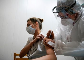 Pessoas infectadas e vacinadas adquirem “superimunidade”, diz estudo