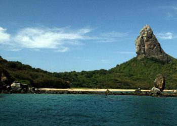 Fernando de Noronha passa a exigir dose de reforço de visitantes