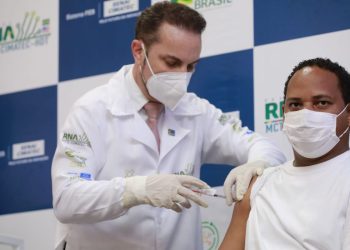 Vacina brasileira contra a covid-19 é aplicada pela primeira vez