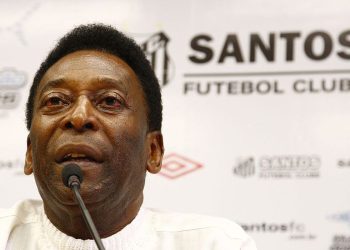 Pelé retorna ao hospital para seguir tratamento contra tumor no cólon