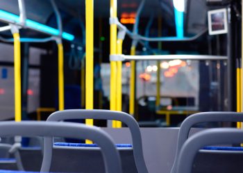 Passageira atingida por porta de ônibus ao desembarcar deve ser indenizada