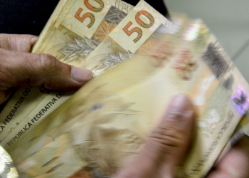 Segurados com NIS finais 3 e 8 recebem primeira parcela do 13º
