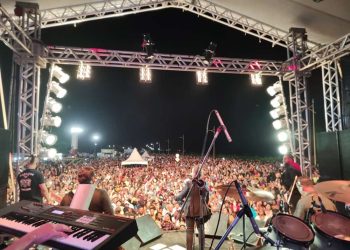 Festa em Conceição da Barra leva milhares de pessoas ao show de Amado Batista