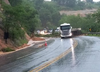 Barreira desaba com a chuva e interdita trecho da BR-101 próximo a Pedro Canário