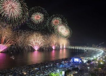 Alemão do Forró agita festa da virada nas areias de Camburi