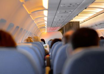 Companhia aérea deve indenizar passageiro que perdeu curso devido a defeito na aeronave