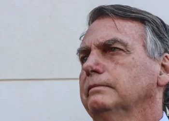 Ordem do STF determina que Bolsonaro entregue passaporte à Justiça