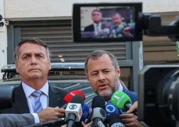 Bolsonaro pede ao Supremo que passaporte seja devolvido