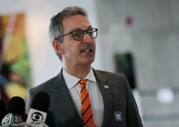 Zema defende no STF posição de não cobrar vacina em escolas de Minas