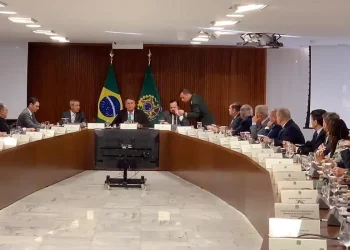 Em vídeo, Bolsonaro orienta ministros a questionar urnas e Judiciário