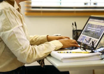 Pesquisa mostra que diferença salarial entre mulheres e homens caiu