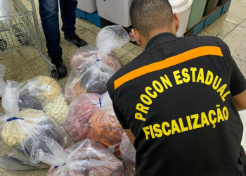 Procon apreende mais de 900 quilos de produtos impróprios para consumo em supermercado