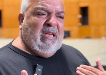 Pai chora ao revelar que filho autista de 11 anos não sabe ler nem escrever