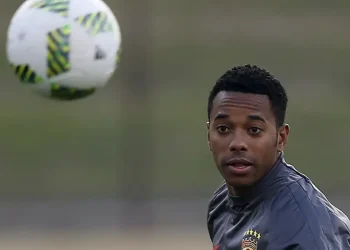 Defesa de Robinho entra com HC no Supremo contra prisão por estupro