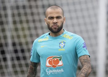 Daniel Alves sai da prisão na Espanha após 14 meses