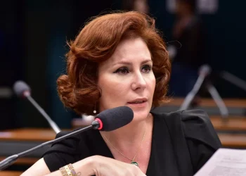 Supremo intima deputada Carla Zambelli para responder à denúncia da PGR