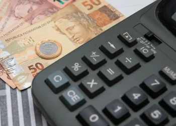 Senado aprova isenção de IR para quem ganha até dois salários mínimos