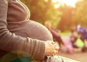 Comissão aprova licença de cinco dias para acompanhante de mãe solo