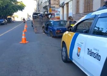 Veículos abandonados em Vitória são removidos para evitar focos de dengue