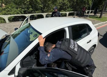 Motorista de aplicativo é detido pela Guarda de Vitória com carro roubado no Rio