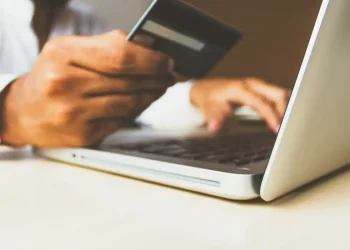 Juros do cartão de crédito caem em fevereiro