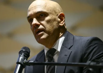 Moraes nega pedido para isentar X no Brasil de ordens judiciais
