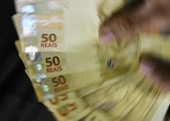 Governo propõe salário mínimo de R$ 1.502 em 2025