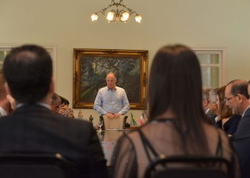 Proposta inclui governador, vice e secretários no reajuste anual
