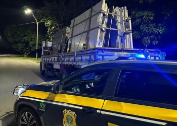 PRF apreende carga irregular e detém motorista por porte drogas no ES