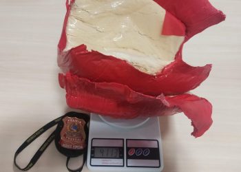 PF prende mulher com drogas amarradas ao corpo no aeroporto de Vitória
