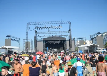 Fãs já se aglomeram em frente a palco do show da Madonna no Rio