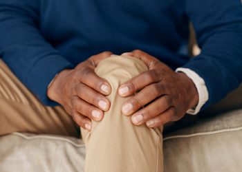 Doença silenciosa: especialista aponta que prevenção da osteoporose começa ainda no útero