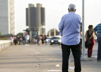 Aposentados seguem no mercado de trabalho para complementar renda