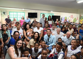 Vitória entrega mais de 45 mil pares de tênis para alunos da capital