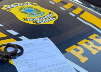 PRF prende foragido da justiça em ônibus de viagem no ES