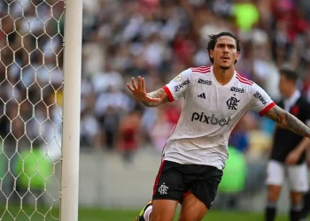 Flamengo aplica 6 a 1 no Vasco e vira líder provisório do Brasileirão
