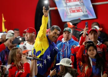 Maduro é proclamado presidente da Venezuela e acusa golpe de Estado