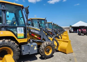 Senador Contarato entrega R$ 4,7 milhões em máquinas agrícolas para produtores capixabas
