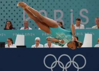 Rebeca é ouro no solo e vira maior medalhista olímpica do Brasil