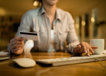 Procon-ES alerta: golpes pela internet usam perfis falsos e IA para enganar consumidores