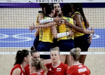 Brasil bate Polônia para garantir melhor campanha do vôlei na 1ª fase