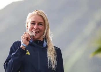 Jogos de Paris: Tati Weston-Webb fica com prata no surfe feminino