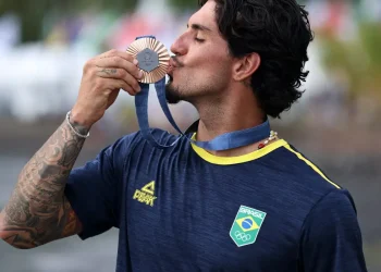 Gabriel Medina garante bronze para o Brasil no surfe masculino