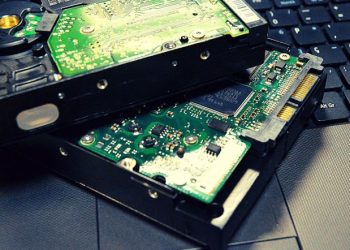 PF apreende celular de mulher suspeita de conter mídias de violência sexual no ES