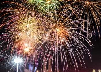 Jaguaré recebe 2025 com queima de fogos e shows musicais