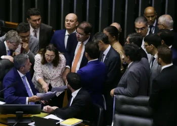 PEC de corte de gastos é aprovada em dois turnos na Câmara