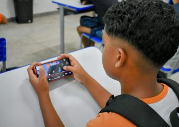 Prefeitura de Colatina segue a lei e vai restringir o uso de celulares nas escolas municipais