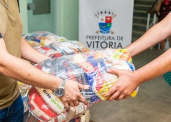 Assistência Social de Vitória faz primeira distribuição de cestas de alimentos de 2025