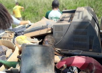 Lixo e poluição ameaçam córregos e sujam estradas rurais de Pinheiros