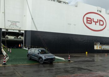 Porto no norte do ES realiza uma das maiores operações de desembarque de veículos do país
